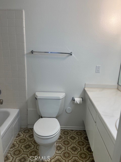 Secondary full bath with tub/shower