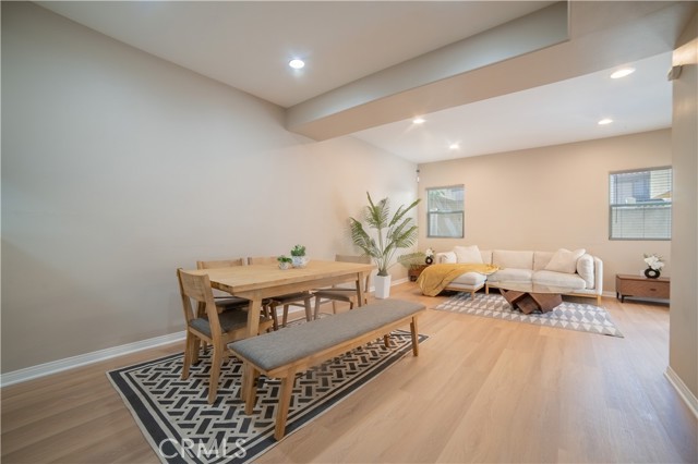 Detail Gallery Image 9 of 27 For 14554 Kittridge St, Van Nuys,  CA 91405 - 3 Beds | 3 Baths