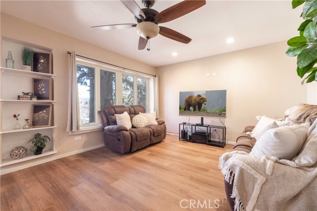 Detail Gallery Image 5 of 27 For 40177 Lakeview, Big Bear Lake,  CA 92315 - 3 Beds | 2 Baths