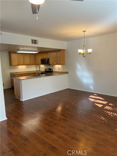 610 Green River Street, Oxnard CA: https://media.crmls.org/medias/c7625a46-ff28-48c9-a17e-92e0d7470430.jpg