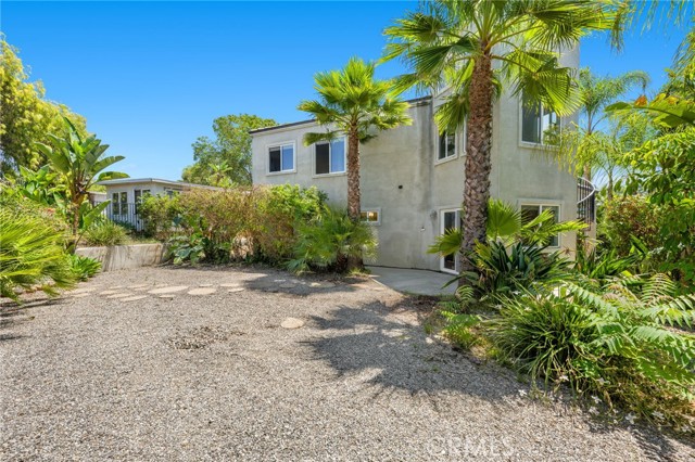 210 N Stage Coach Lane, Fallbrook CA: https://media.crmls.org/medias/c762b472-36c0-4e32-9ec7-75ee7008f41f.jpg