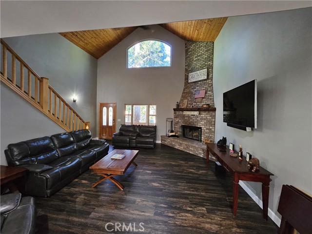 Detail Gallery Image 15 of 43 For 218 Chippewa Ln, Lake Arrowhead,  CA 92352 - 4 Beds | 2/1 Baths