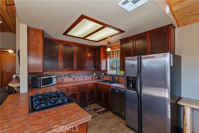 43850 Yosemite Drive, Big Bear Lake, CA 92315