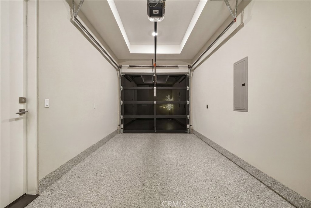 https://media.crmls.org/medias/c76564bd-0d31-4011-9014-e4051603cd96.jpg?preset=X-Large