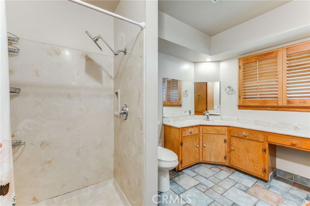 Full Bath En Suite in  Primary Bedroom