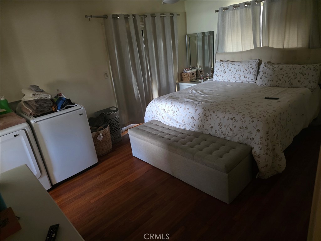 https://media.crmls.org/medias/c76cf326-ddb2-43d1-aa98-b6b09dd406ee.jpg?preset=X-Large