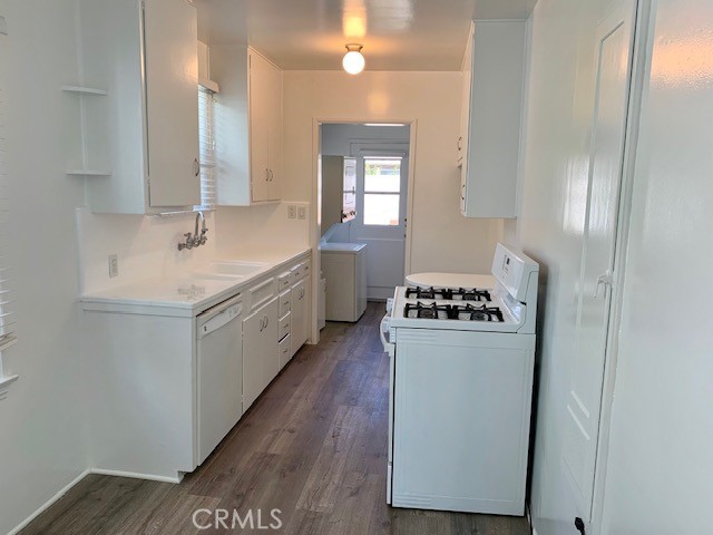 222 N Screenland Drive, Burbank CA: https://media.crmls.org/medias/c76d1fe3-28f6-4d1b-a242-626df97823d6.jpg