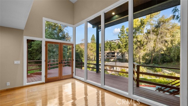 Detail Gallery Image 10 of 44 For 1942 Los Encinos Ave, Glendale,  CA 91208 - 3 Beds | 3 Baths