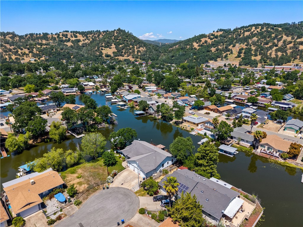 https://media.crmls.org/medias/c7702615-d511-45fe-831d-98e1ec8788b9.jpg?preset=X-Large