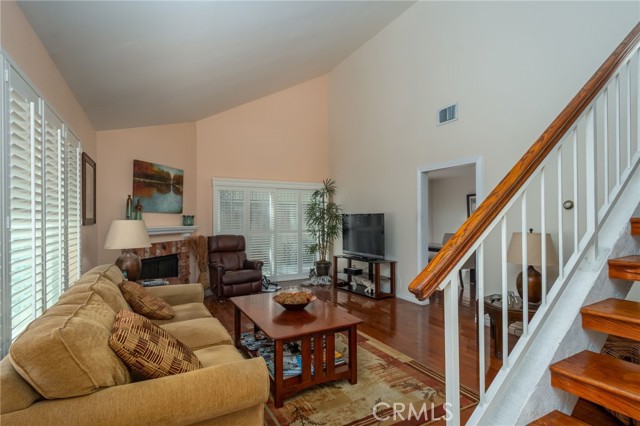 Detail Gallery Image 4 of 26 For 18319 Collins, Tarzana,  CA 91356 - 2 Beds | 3 Baths