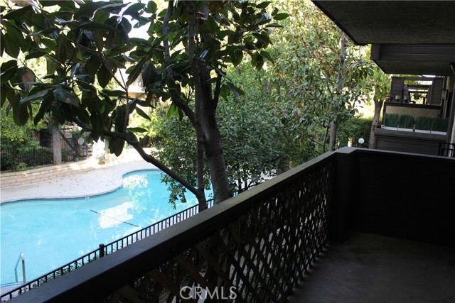 Detail Gallery Image 9 of 12 For 7304 Corbin Ave #F,  Reseda,  CA 91335 - 1 Beds | 1 Baths