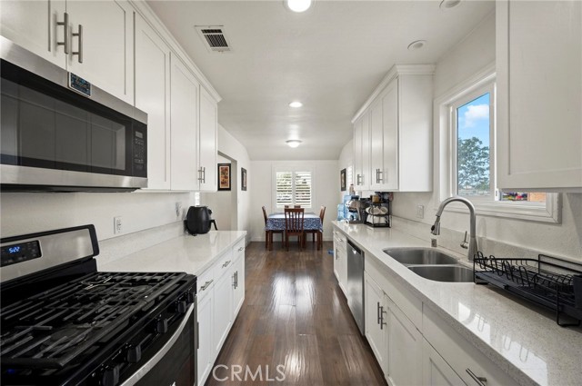 Detail Gallery Image 13 of 50 For 2072 Redondo Beach Bld, Torrance,  CA 90504 - 3 Beds | 2 Baths