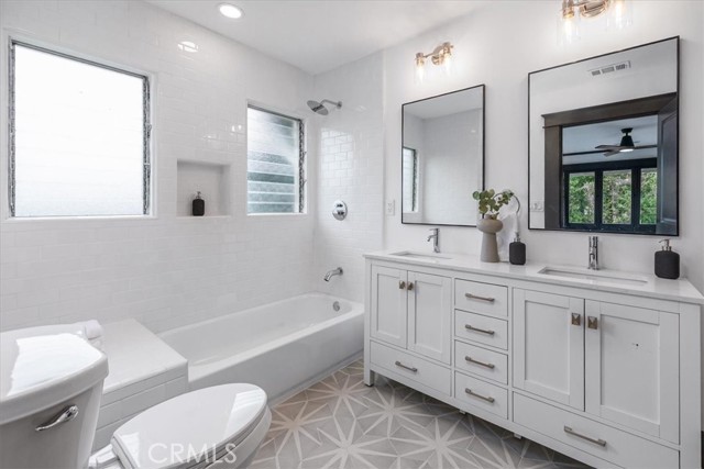 Detail Gallery Image 23 of 39 For 2274 W 21st St, Los Angeles,  CA 90018 - 4 Beds | 3 Baths