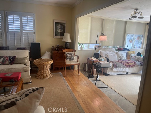 308 N Bowling Green Way, Los Angeles CA: https://media.crmls.org/medias/c7795bcb-601a-42d0-8901-e401f30352fc.jpg