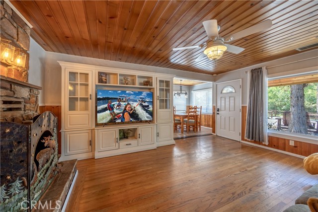 42668 Sonoma Drive, Big Bear Lake CA: https://media.crmls.org/medias/c77e1e36-f58e-4be6-9161-96baeedea86a.jpg
