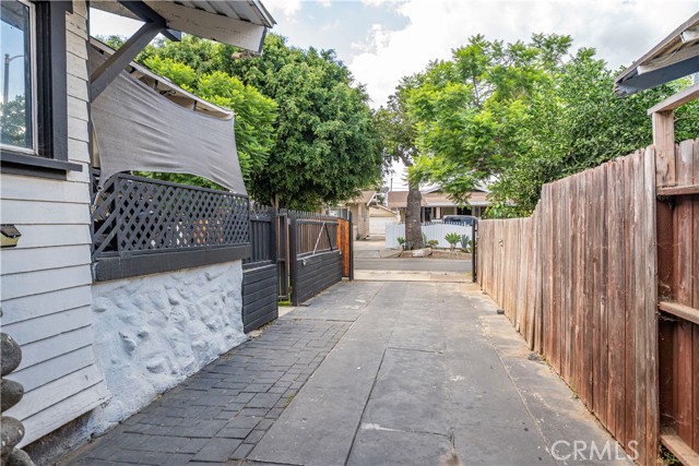 765 E 52nd Place, Los Angeles CA: https://media.crmls.org/medias/c78054a6-0805-48d6-9420-3e4dc9edea22.jpg