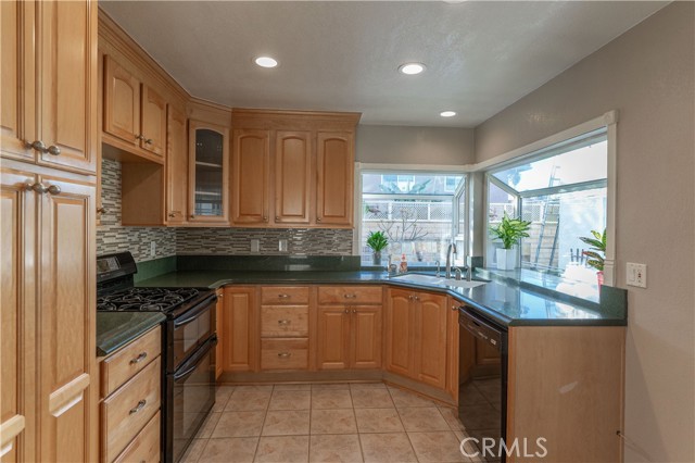 Detail Gallery Image 11 of 26 For 17341 Gibson Cir, Huntington Beach,  CA 92647 - 4 Beds | 3 Baths