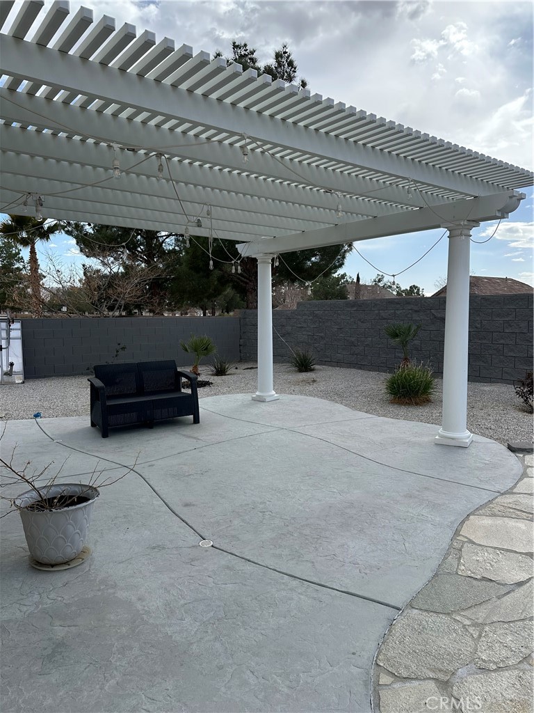 https://media.crmls.org/medias/c78678e1-5787-441c-ad2f-9c9d8abf1d9a.jpg?preset=X-Large