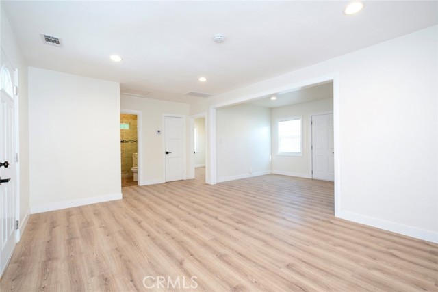 Detail Gallery Image 7 of 30 For 7912 Vineland Ave, Sun Valley,  CA 91352 - 3 Beds | 2 Baths