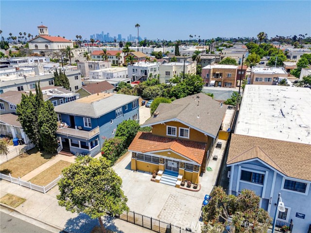2104 Crenshaw Boulevard, Los Angeles CA: https://media.crmls.org/medias/c7879b58-3906-4f91-be48-a868a020da7f.jpg
