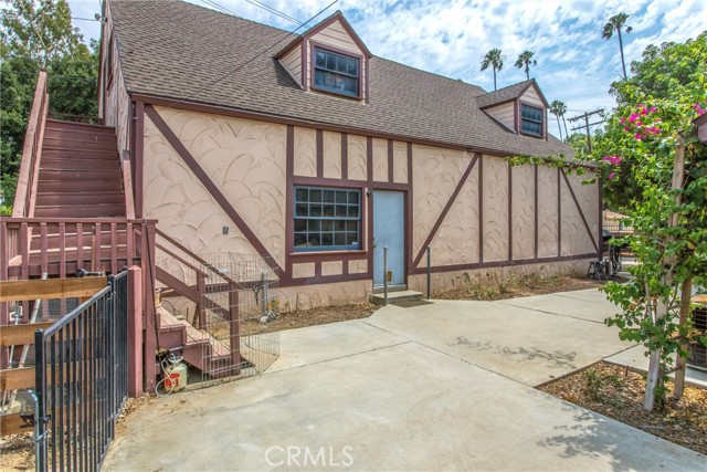 Separate Entrance to the recreation room. Endless possibilities.