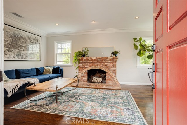 516 S Sparks S Street, Burbank CA: https://media.crmls.org/medias/c7890518-5a9d-4f81-8314-8f7d490d17bc.jpg