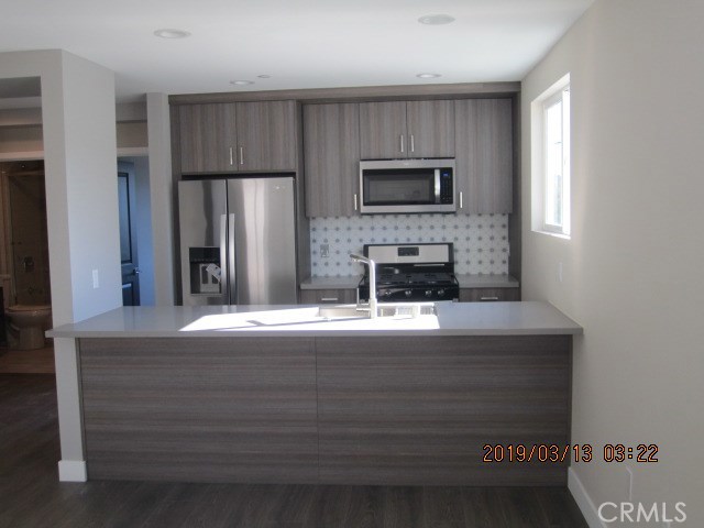 Detail Gallery Image 8 of 22 For 6220 Tyrone Ave #6220 1/2,  Van Nuys,  CA 91401 - 3 Beds | 3 Baths