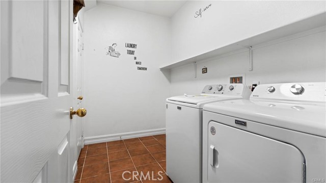 Image 25 of 65 For 13726 Kiwi Avenue