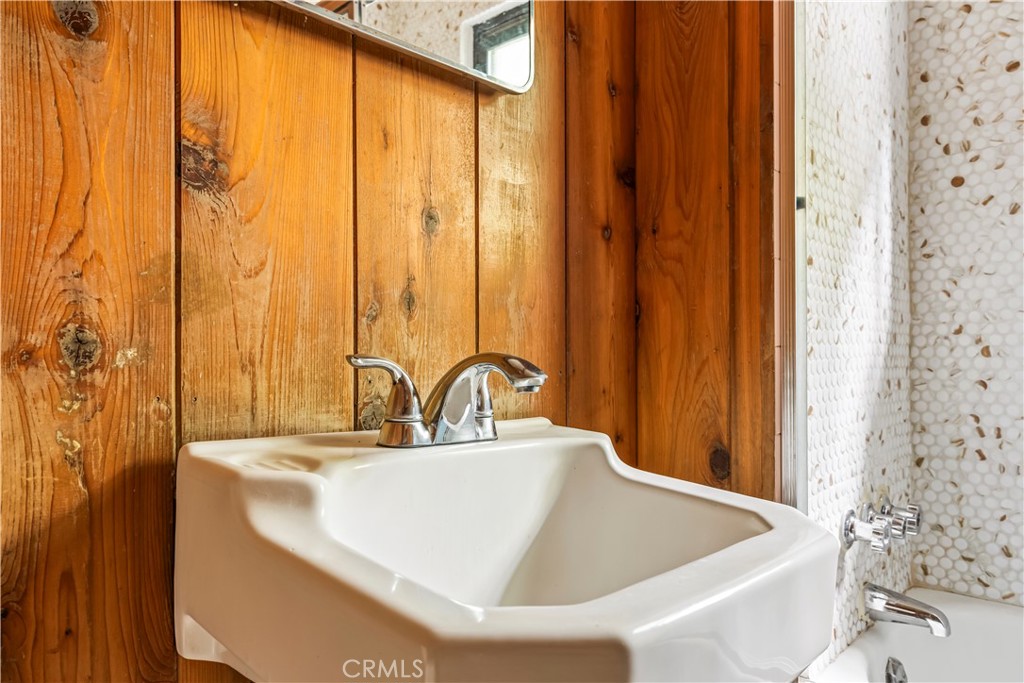 https://media.crmls.org/medias/c7943191-38b0-40ba-b435-a8ccf7d547d9.jpg?preset=X-Large