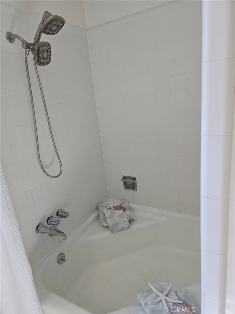 https://media.crmls.org/medias/c794ea98-eb0a-4bf0-9d3b-09241e31821e.jpg?preset=X-Large