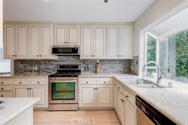 Detail Gallery Image 15 of 42 For 1924 Ruhland Ave #B,  Redondo Beach,  CA 90278 - 3 Beds | 2/1 Baths