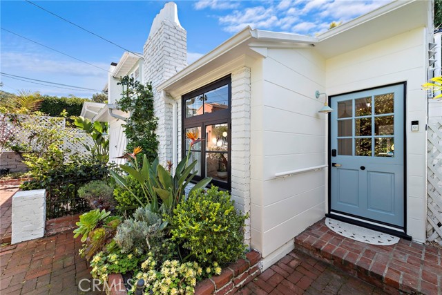 Detail Gallery Image 3 of 42 For 565 Lombardy Ln, Laguna Beach,  CA 92651 - 2 Beds | 1 Baths