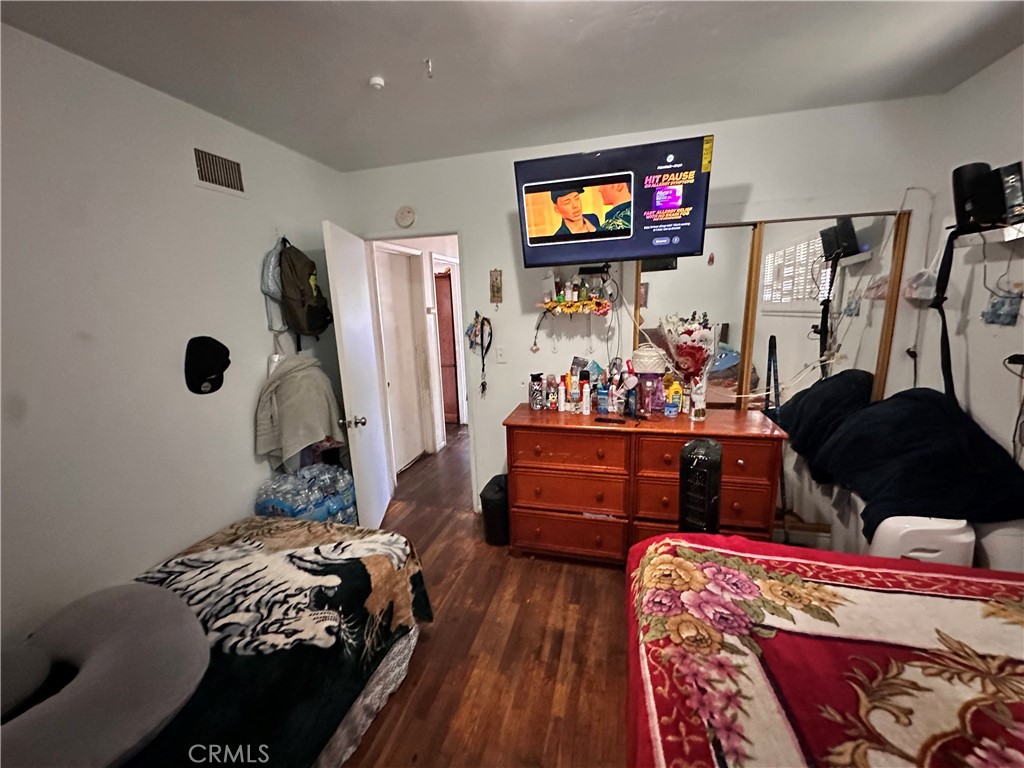 https://media.crmls.org/medias/c7985f71-b27f-43af-baca-d3b678af0bc2.jpg?preset=X-Large