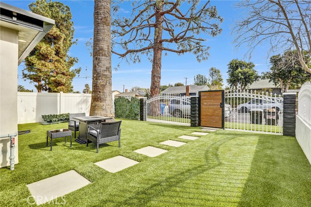 7443 Oakdale Avenue, Winnetka CA: https://media.crmls.org/medias/c79a81b8-0789-47b7-882f-b4c65f5d7441.jpg