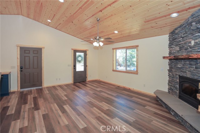 365 Santa Barbara Avenue, Sugarloaf CA: https://media.crmls.org/medias/c79c40f7-224a-48bf-a1db-5e0dfb28e6b4.jpg