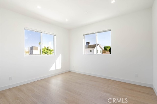 Detail Gallery Image 22 of 23 For 6850 1/2 Ranchito Ave, Van Nuys,  CA 91405 - 3 Beds | 3 Baths