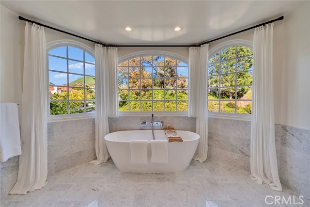 5451 Newcastle Lane, Calabasas CA: https://media.crmls.org/medias/c7a88c64-7c06-45e0-b8a2-72c1c1d865bf.jpg