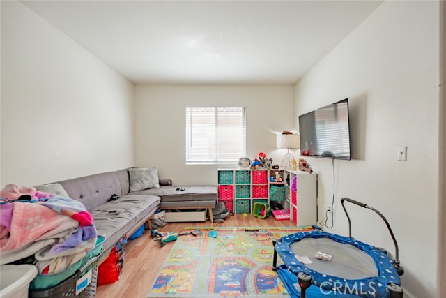 Detail Gallery Image 14 of 26 For 8554 Burnet Ave #114,  North Hills,  CA 91343 - 3 Beds | 2/1 Baths