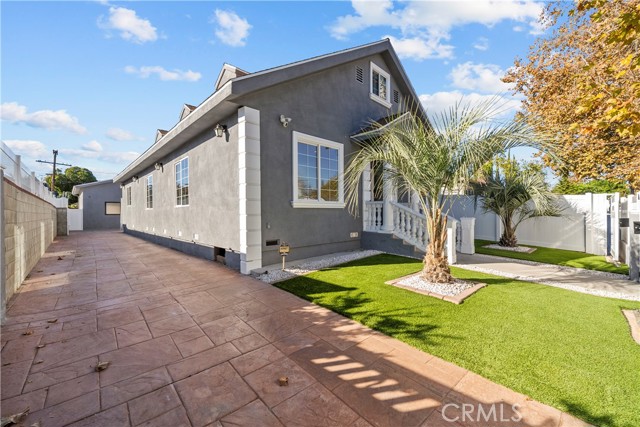 6223 Simpson, North Hollywood CA: https://media.crmls.org/medias/c7aa22eb-285a-41f6-8a1e-cf9ed046dc77.jpg