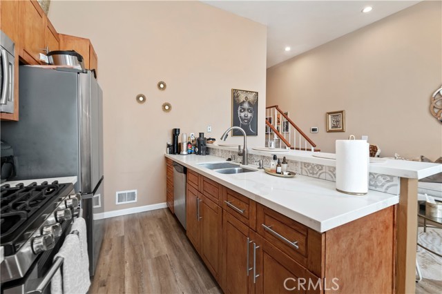 Detail Gallery Image 14 of 31 For 4652 Don Lorenzo #B,  Los Angeles,  CA 90008 - 3 Beds | 3 Baths