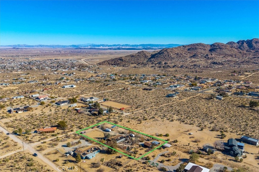 https://media.crmls.org/medias/c7abaab8-bf75-42c2-9f76-34ff8c735b06.jpg?preset=X-Large
