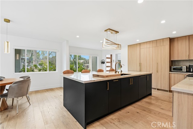 Detail Gallery Image 12 of 53 For 22637 Erwin St, Woodland Hills,  CA 91367 - 6 Beds | 5/1 Baths