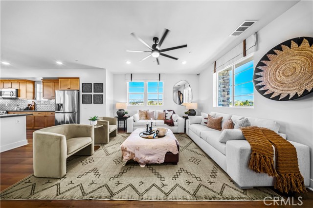 Detail Gallery Image 4 of 25 For 586 via Chelsea, Camarillo,  CA 93012 - 3 Beds | 2/1 Baths