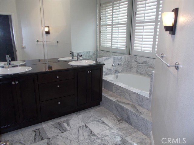 Detail Gallery Image 8 of 13 For 210 13th St, Huntington Beach,  CA 92648 - 3 Beds | 2/1 Baths