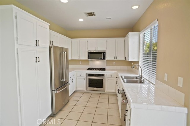 Detail Gallery Image 2 of 21 For 28048 Memory Ln, Valencia,  CA 91354 - 3 Beds | 3 Baths