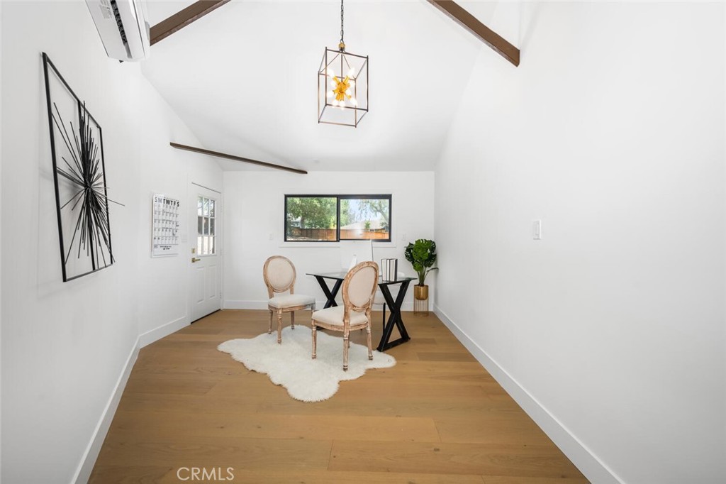 https://media.crmls.org/medias/c7b22807-916b-4406-80be-0b43270ed070.jpg?preset=X-Large