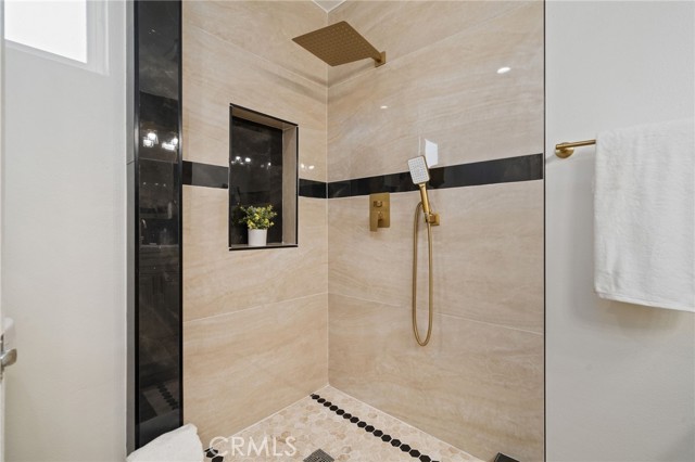 Detail Gallery Image 18 of 28 For 3779 S Muirfield Rd, Los Angeles,  CA 90016 - 4 Beds | 2/1 Baths