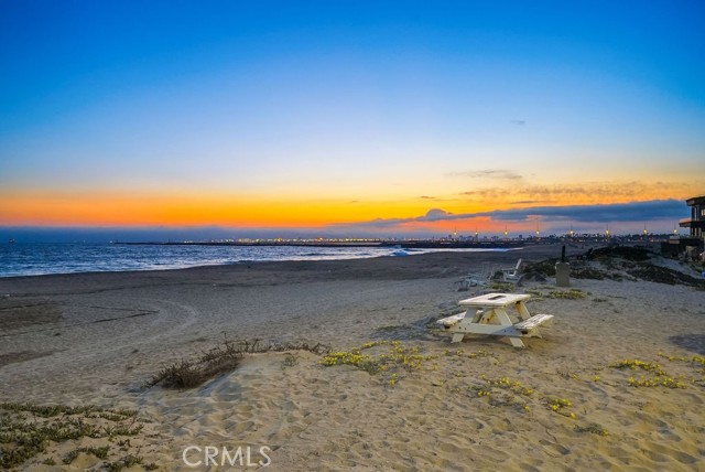 105 A Surfside Avenue, Surfside CA: https://media.crmls.org/medias/c7ba05ae-7ad8-4a0b-892e-c30cafc88dc9.jpg