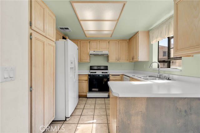 Detail Gallery Image 8 of 17 For 18117 Erik Court #413,  Canyon Country,  CA 91387 - 3 Beds | 2 Baths