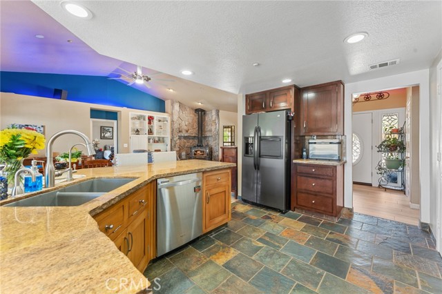 Detail Gallery Image 10 of 39 For 8130 Desert View Rd, Pinon Hills,  CA 92372 - 3 Beds | 2 Baths